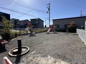 近くの公園まで徒歩1分。お子様もニッコリ。