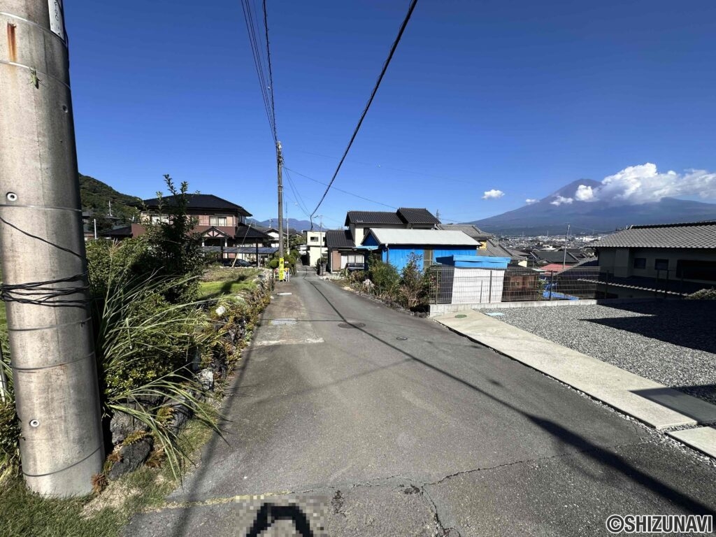 東側道路の様子。