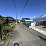 東側道路の様子。