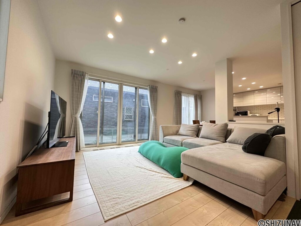 ダイニングスペースとリビングスペースをしっかりと分けられる広さがあります。