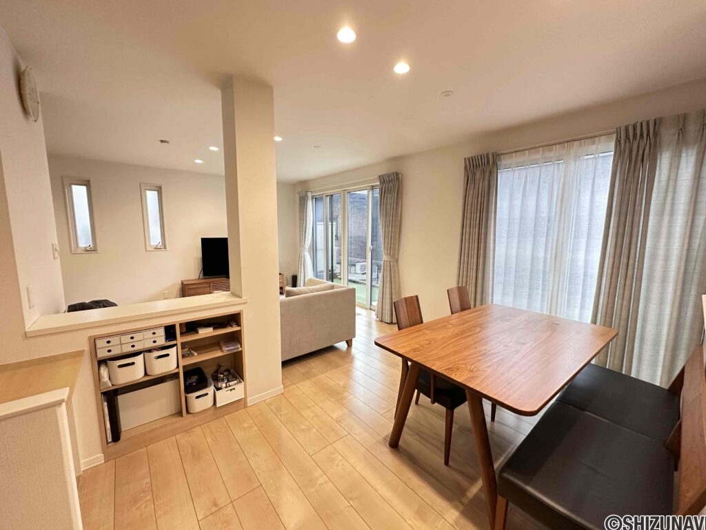 ダイニングスペースとリビングスペースをしっかりと分けられる広さがあります。