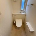 トイレには窓も配置され光を取り込みます。