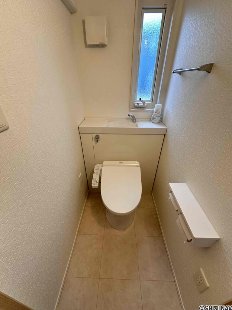 トイレには窓も配置され光を取り込みます。