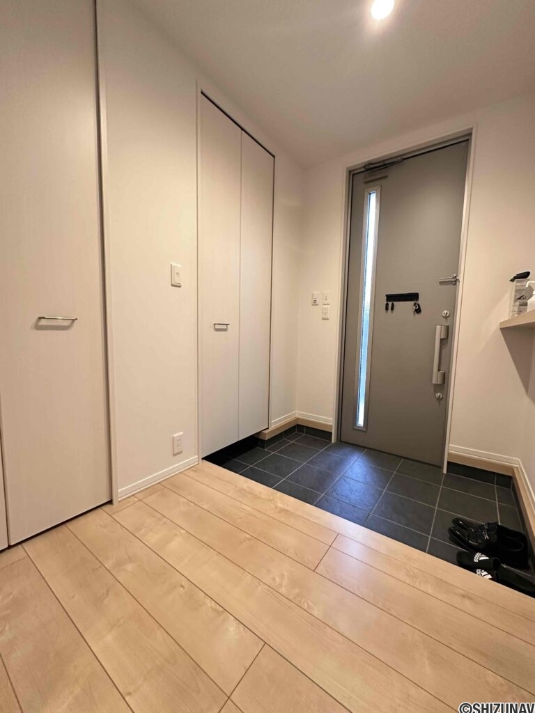 玄関は広々としています。