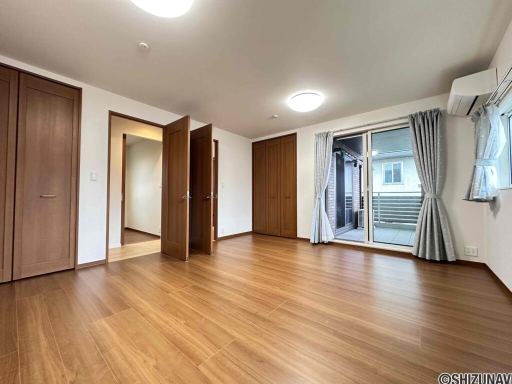 間仕切りを入れることにより二部屋に変更可能です。