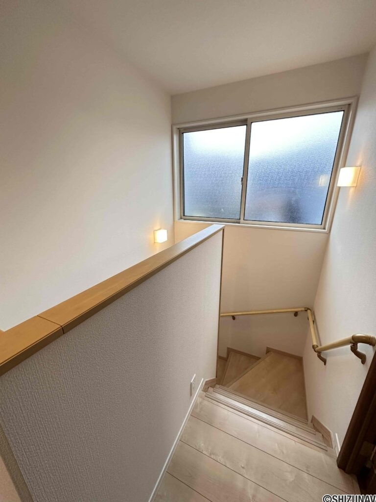階段室にも窓があり、光を取り込み明るい空間。
