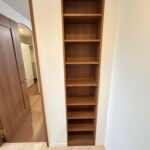 デッドスペースに備付の棚を配置。
