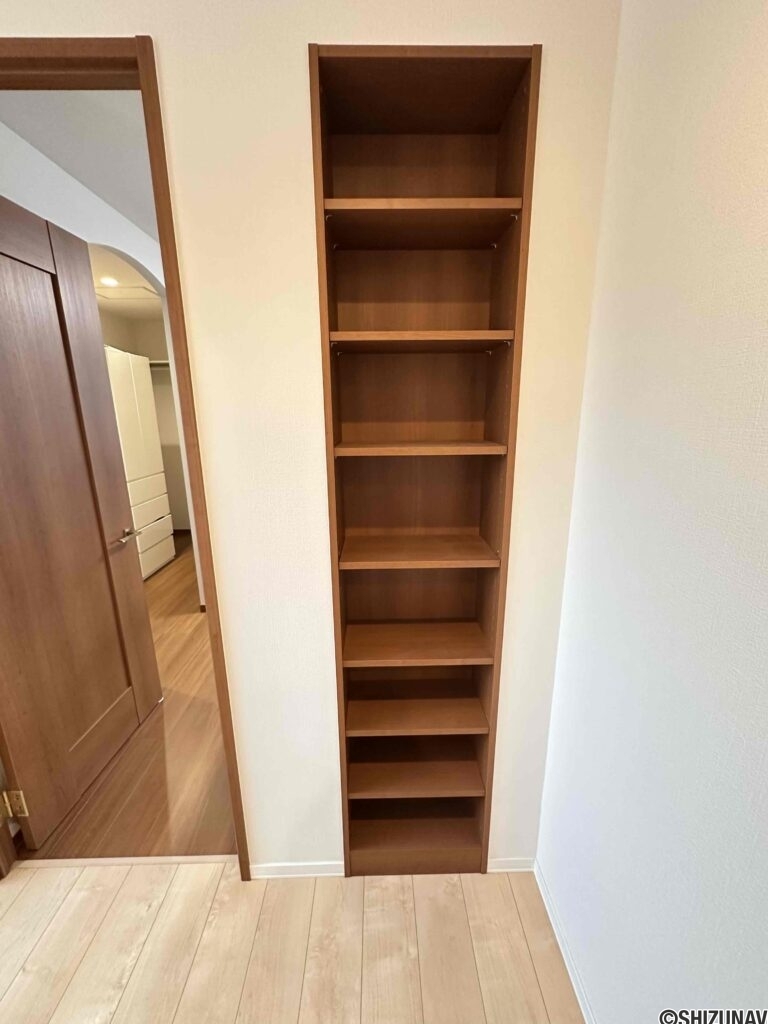 デッドスペースに備付の棚を配置。