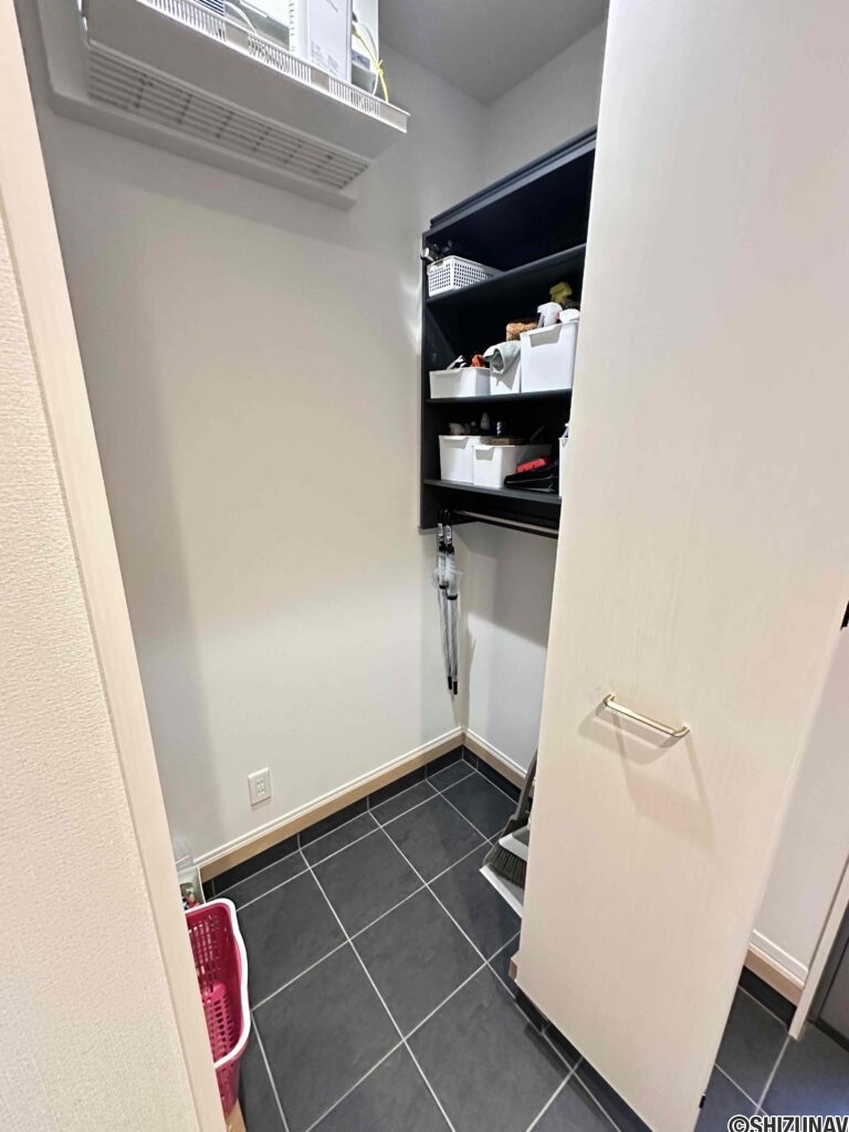 土間続きのシューズクロークも有り大変便利です。