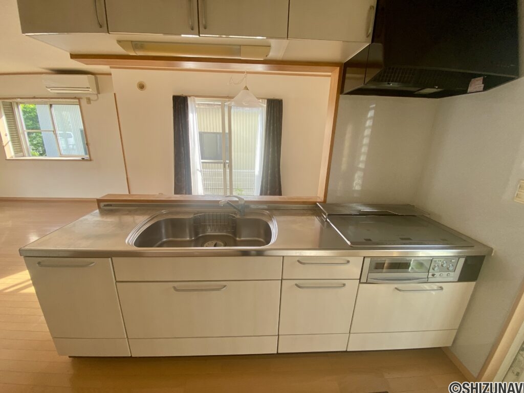 キッチンは対面式キッチンとなります。