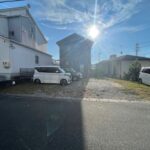 更地になっている土地の南側半分が対象地です。間口は約5.1ｍです。