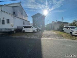 更地になっている土地の南側半分が対象地です。間口は約5.1ｍです。