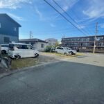 更地になっている土地の南側半分が対象地です。間口は約5.1ｍです。