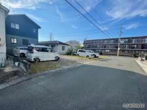 更地になっている土地の南側半分が対象地です。間口は約5.1ｍです。