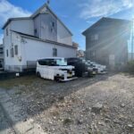 更地になっている土地の南側半分が対象地です。間口は約5.1ｍです。