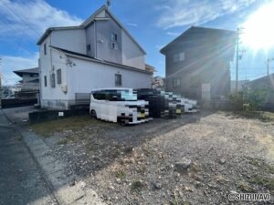 更地になっている土地の南側半分が対象地です。間口は約5.1ｍです。