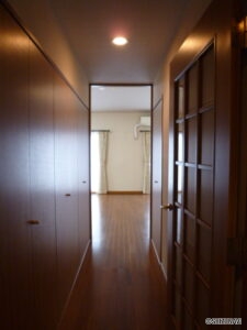 廊下にも収納があります