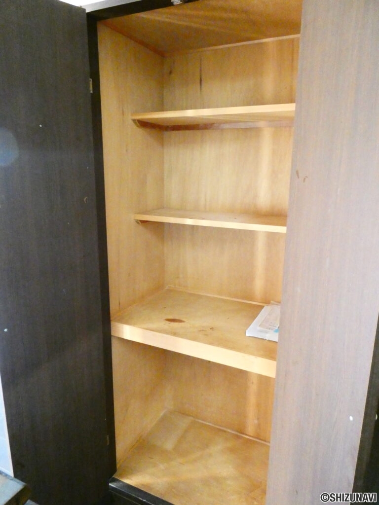 キッチン横物入