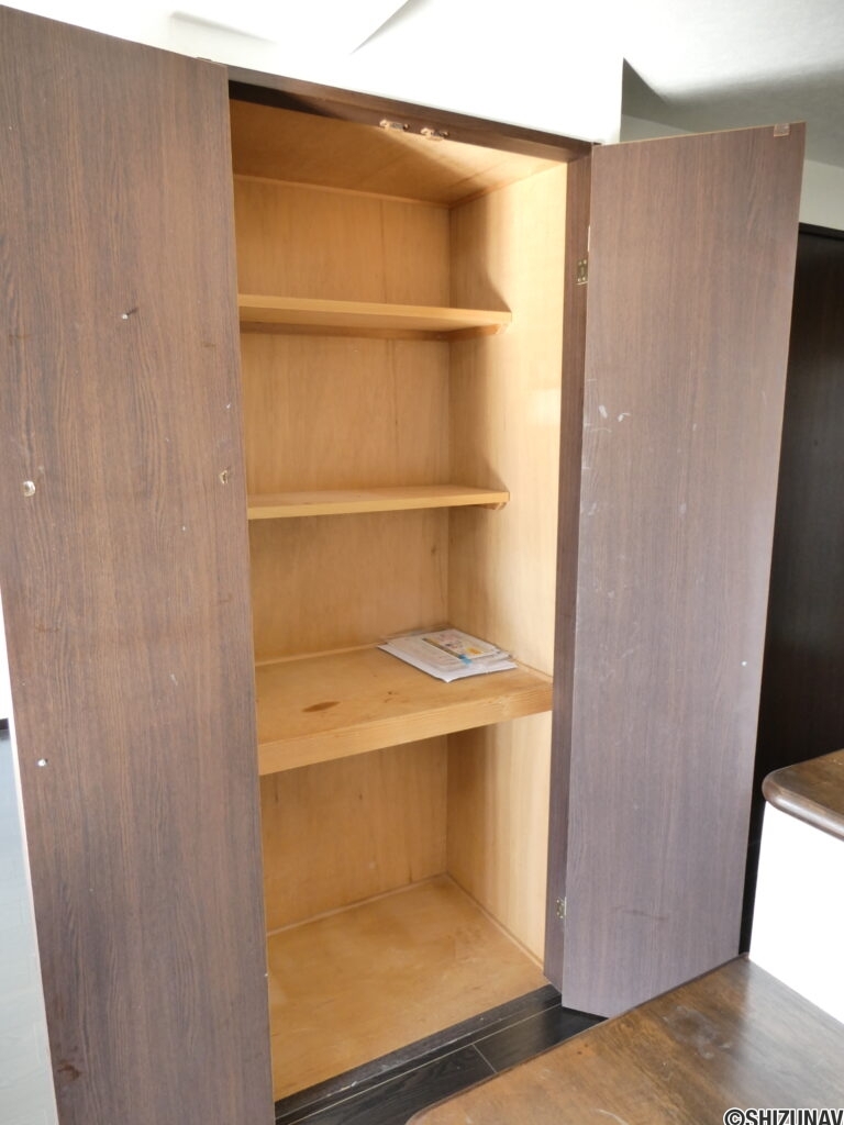 キッチン横物入