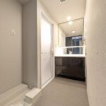 【洗面所】洗濯機を置いても余裕ある広さ。洗面台は三面鏡で使いやすさ◎です！