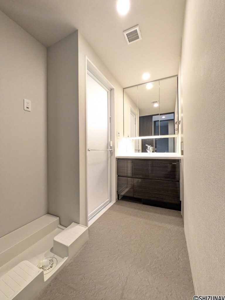 【洗面所】洗濯機を置いても余裕ある広さ。洗面台は三面鏡で使いやすさ◎です！