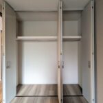 【洋室②】収納。丈の長いお服の収納にもゆとりがある高さ。上段にも物を置けます！