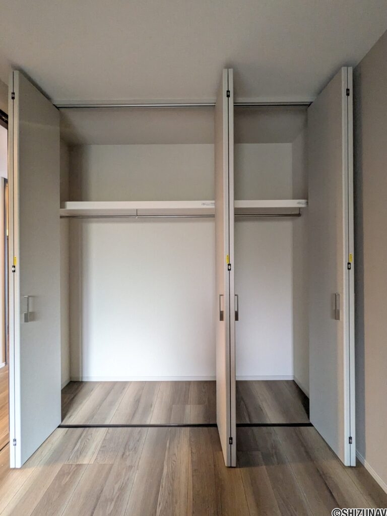 【洋室②】収納。丈の長いお服の収納にもゆとりがある高さ。上段にも物を置けます！
