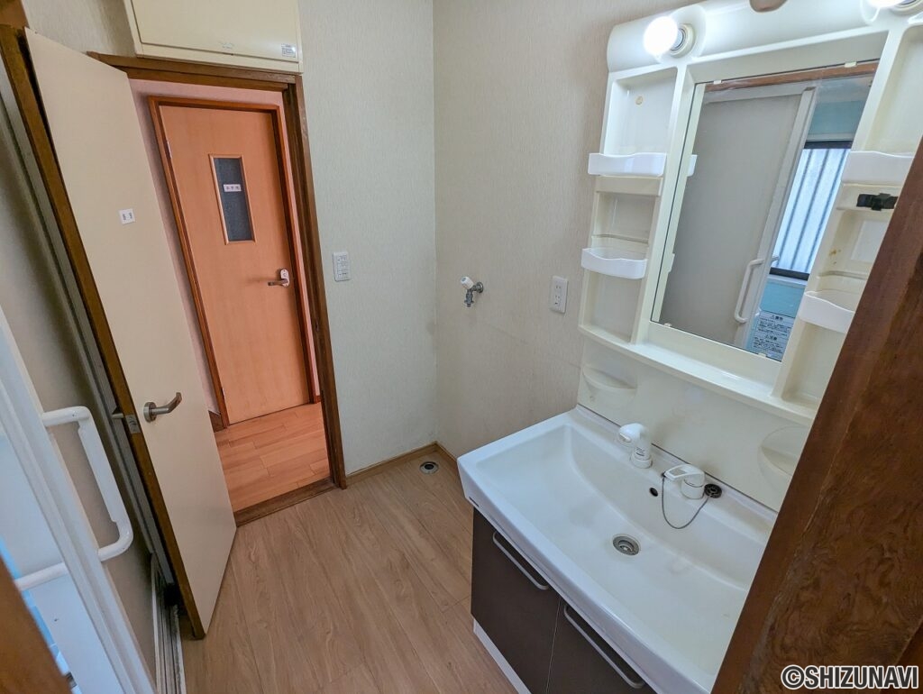 洗面も平成24年に交換済み。