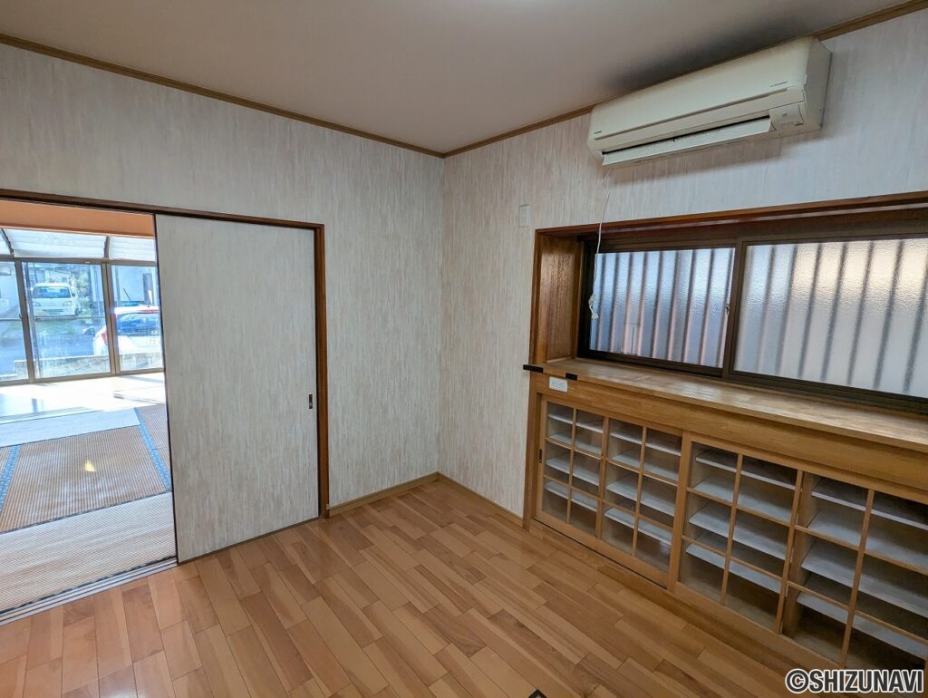 造り付けの食器棚もあります。