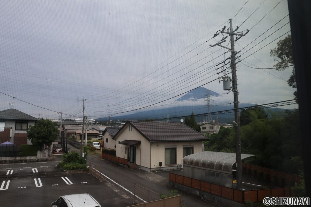 2F　主寝室窓からの富士山