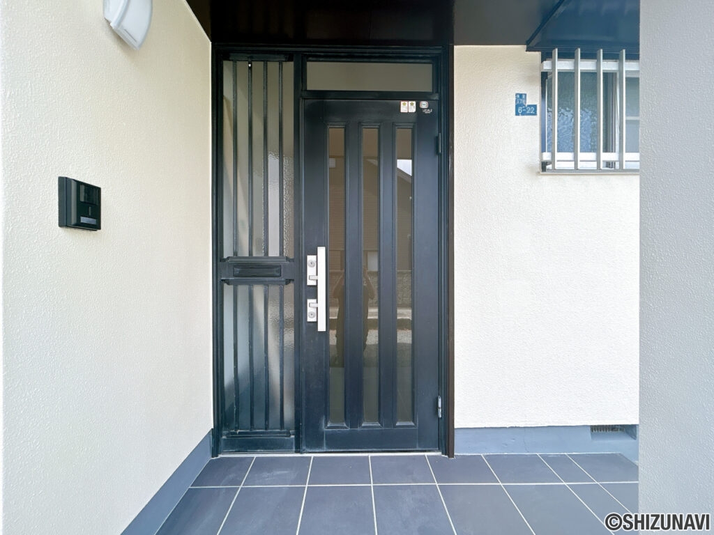 横割【リフォーム後玄関(外観)】