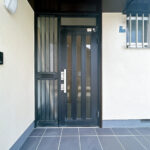 横割【リフォーム後玄関(外観)】