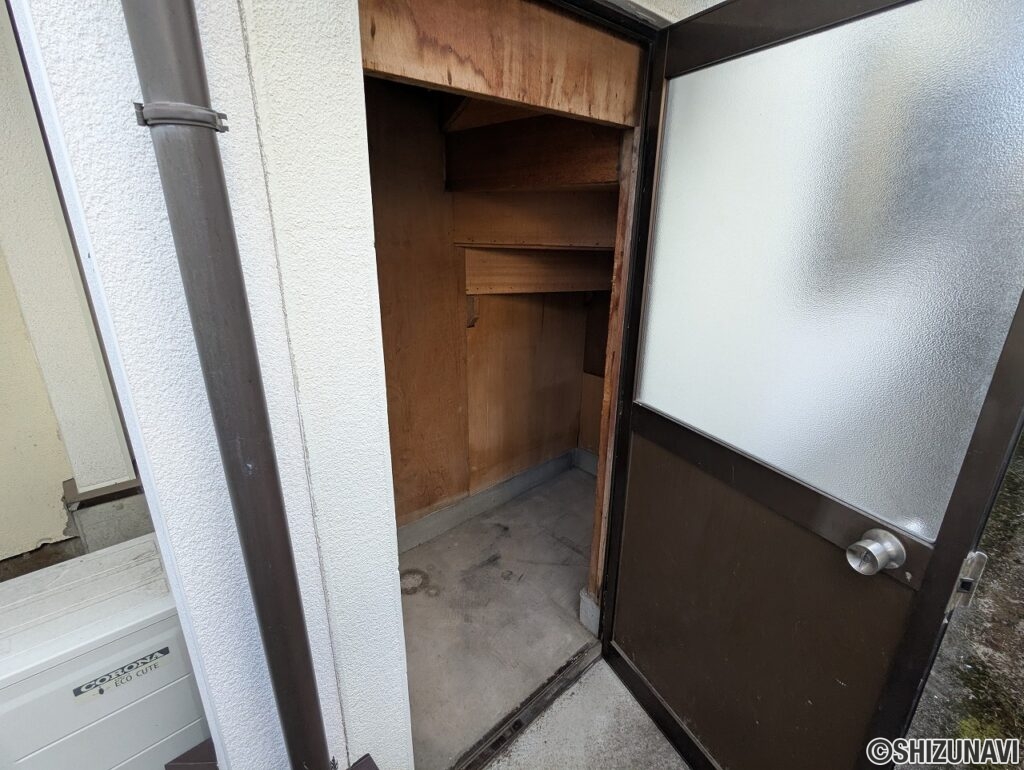 家の裏側には外物置もあります。