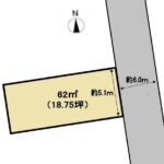 更地になっている土地の南側半分が対象地です。間口は約5.1ｍです。