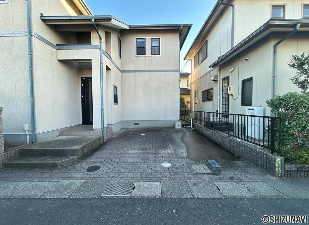 【駐車場】並列2台駐車可能です。