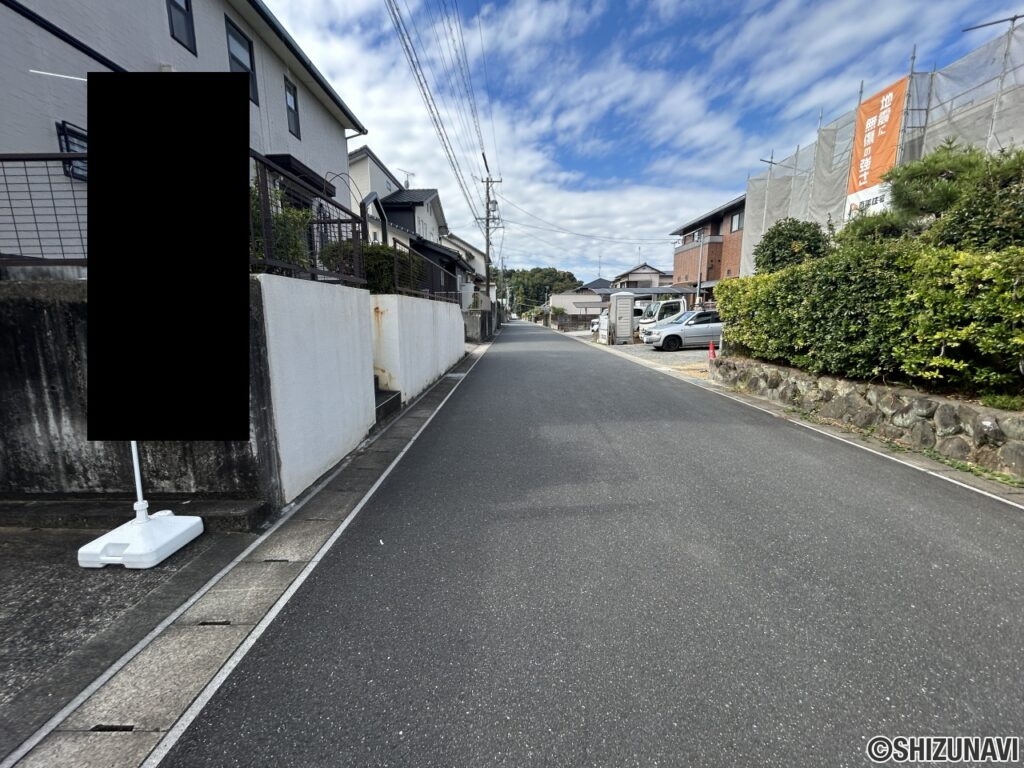 【前面道路】幅員約6mです。車通りも少なく、落ち着いて入出庫できます。