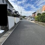 【前面道路】幅員約6mです。車通りも少なく、落ち着いて入出庫できます。