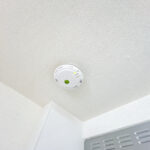 【リフォーム済み/設備】全居室に火災警報器を新設しました。キッチンには熱感知式、その他のお部屋や階段には煙感知式のものを設置し、万が一の火災も大事に至らないように備えます。電池寿命約10年です。