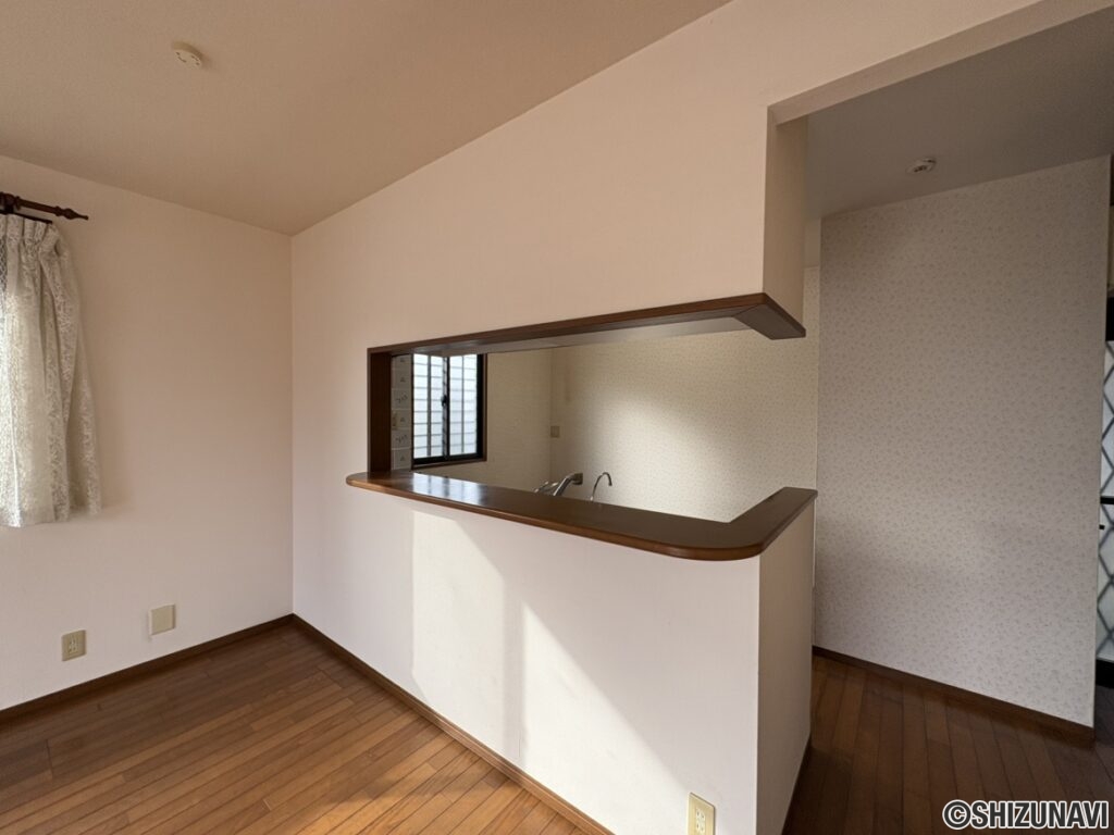 対面キッチンです。時間によっては陽の光がキッチンまで差し込みます。