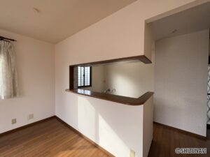 対面キッチンです。時間によっては陽の光がキッチンまで差し込みます。