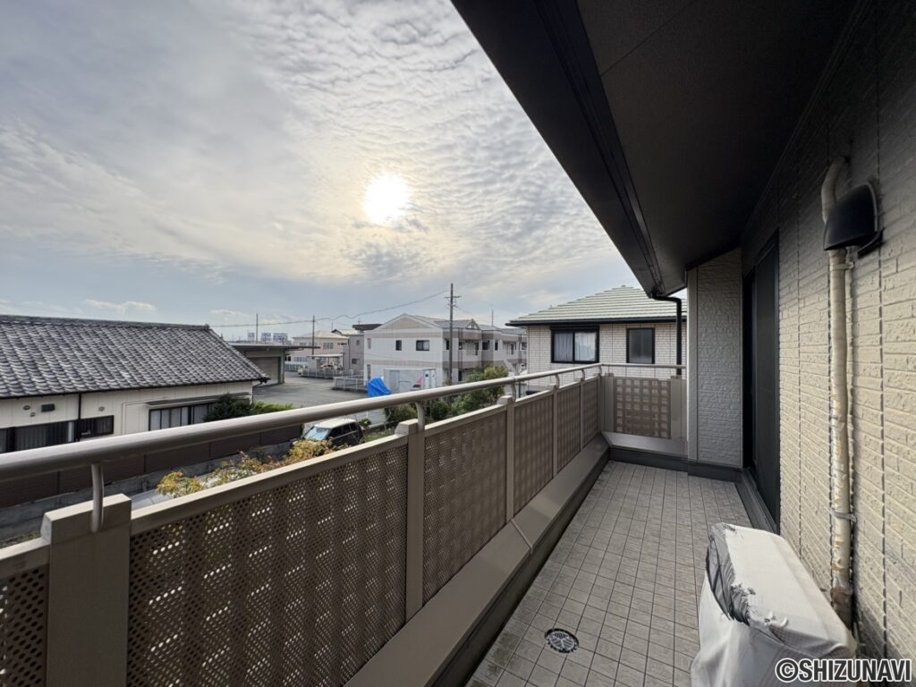 バルコニーです。とても見晴らしがよく、風が気持ち良いです。