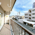 【バルコニー】南側は駐車場となっており、日当たりの良いバルコニーです。