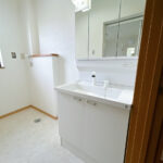 【リフォーム済み/洗面所】洗面化粧台はハウステック製の新品に交換しました。三面鏡の裏側はすべて収納になっています。洗面ボウルは底が平らなので、つけ置き洗いなどの家事でも活躍します。