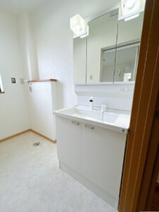 【リフォーム済み/洗面所】洗面化粧台はハウステック製の新品に交換しました。三面鏡の裏側はすべて収納になっています。洗面ボウルは底が平らなので、つけ置き洗いなどの家事でも活躍します。