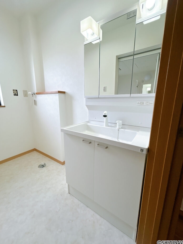 【リフォーム済み/洗面所】洗面化粧台はハウステック製の新品に交換しました。三面鏡の裏側はすべて収納になっています。洗面ボウルは底が平らなので、つけ置き洗いなどの家事でも活躍します。
