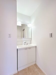 【リフォーム済み/洗面所】洗面化粧台は三面鏡タイプを採用しました。朝の支度がしやすく、見た目もすっきりします。
