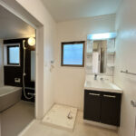 【リフォーム前／洗面所】洗面台はクリーニングを行う予定です。洗面所内はクロスの張り替え、クッションフロアの張り替えを行う予定です。