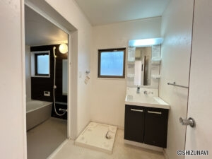 【リフォーム前／洗面所】洗面台はクリーニングを行う予定です。洗面所内はクロスの張り替え、クッションフロアの張り替えを行う予定です。