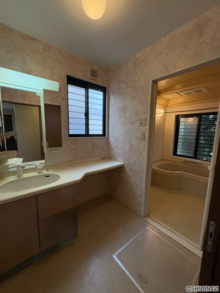 洗面室です。洗面台が広くたくさん物を置くことができます。