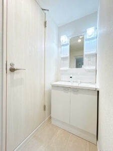 【リフォーム済み/洗面所】洗面化粧台はハウステック製の新品に交換しました。洗面ボウルは底が平らなので、つけ置き洗いなどの家事でも活躍します